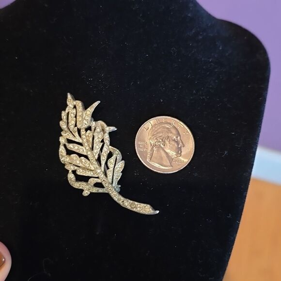 Vintage Brooche Pin, 1940's. Very Delicate and Pretty! Sparkling Rhinestones, - Picture 4 of 5